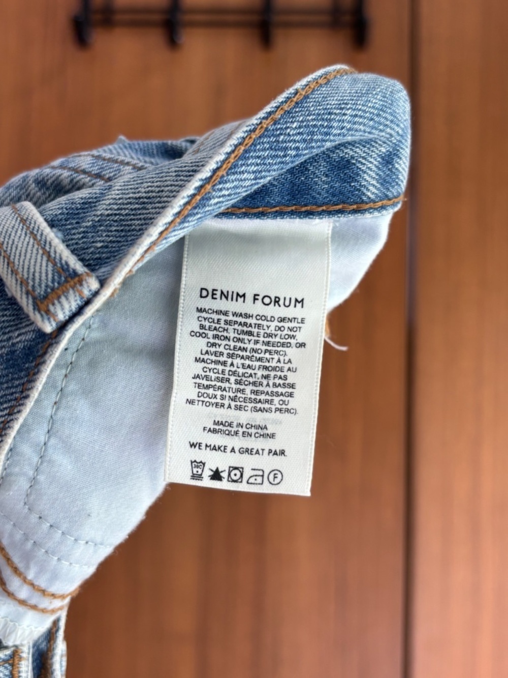Aritzia Denim Forum The '90s Mid-Rise Cargo Mini Skirt Light Wash - Size 24 - Picture 13 of 16